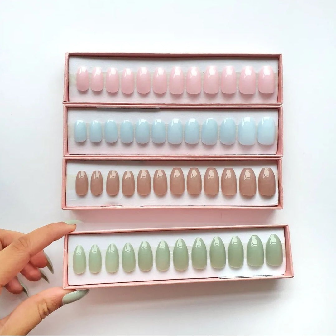 Basic coloured nails – Adorned